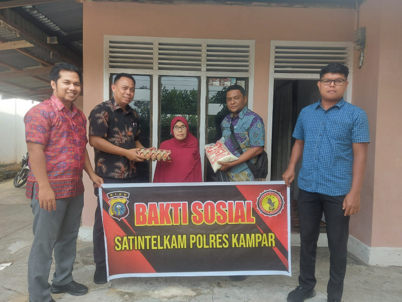 Satintelkam Polres Kampar Bagi-bagi Sembako kepada Warga di Batu Belah