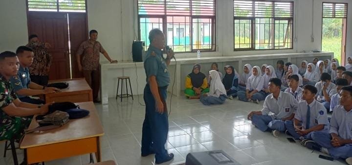 Danposal Sinaboi Rohil Sosialisasikan Peluang Masuk TNI AL Kepada Siswa/i SMAN 01 Sinaboi