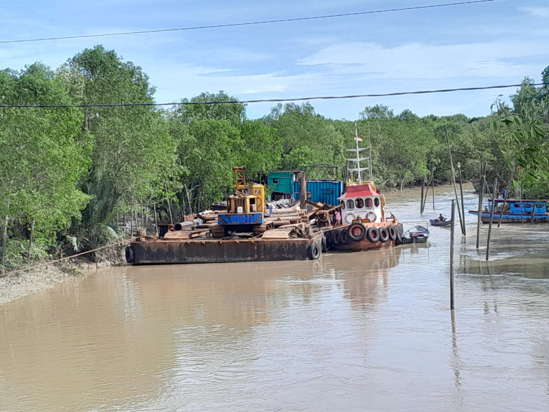 Kapal Ponton Membawa Matrial Pembngunan Jembatan Sinaboi Tiba Dilokasi