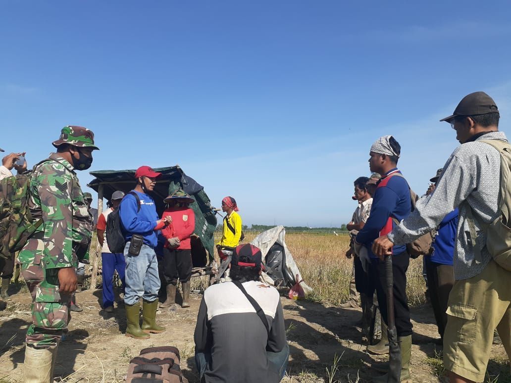 Kodim 0321/Rohil Bersama Masyarakat Buka Lahan Beting Untuk Pertanian