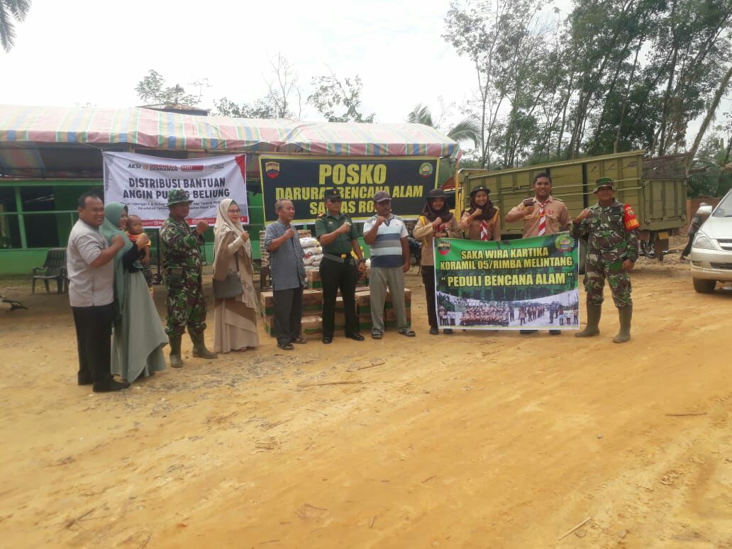 Danramil Dan Saka Wira Kartika Koramil 05|RM Berikan Bantuan Sembako Pada Korban Puting Beliung