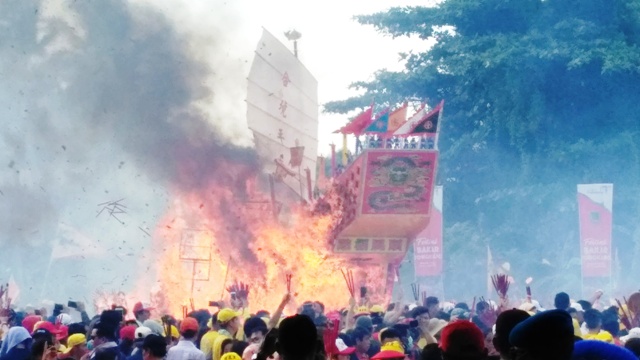 Ritual Bakar Tongkang, 52 Ribu Wisata Padati Kota Bagansiapiapi