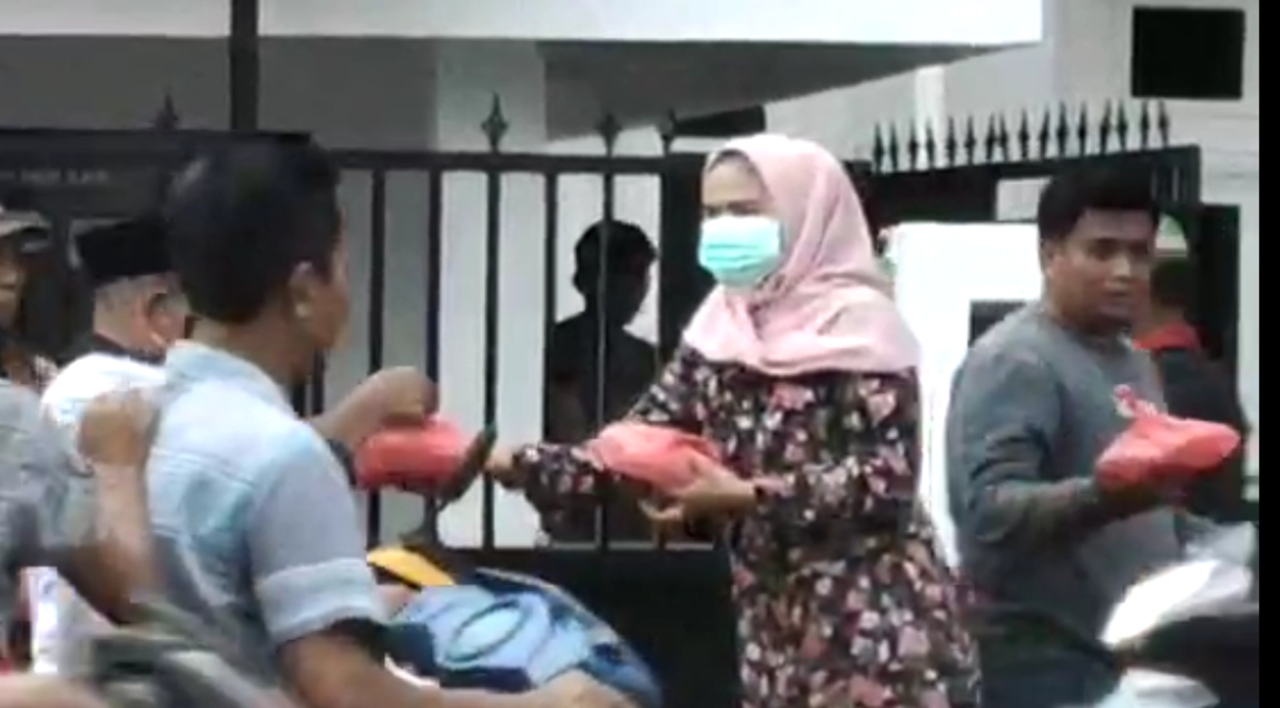 Nyonya Devi Paranita Maston, Berbagi Takjil Buka Puasa
