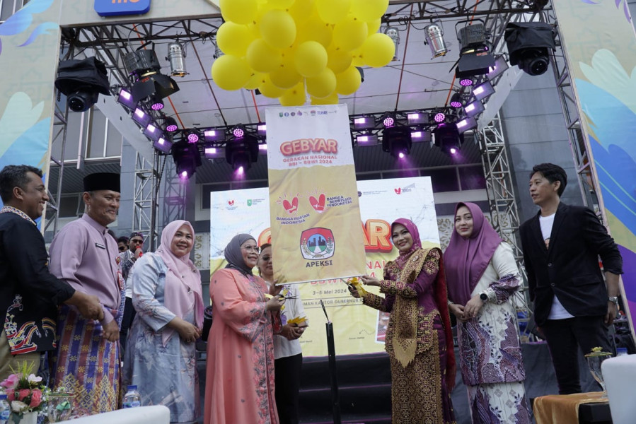 Ibu Pj Gubernur Bersama ASPEKUR Bagikan 1.000 Paket Makanan Sehat+Susu Dukung Program Tekan Stunting