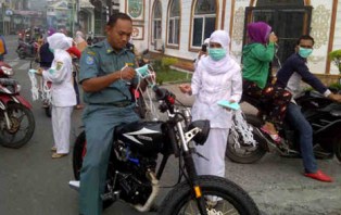 Asap semakin tebal, Puskesmas Bagansiapiapi bagikan masker