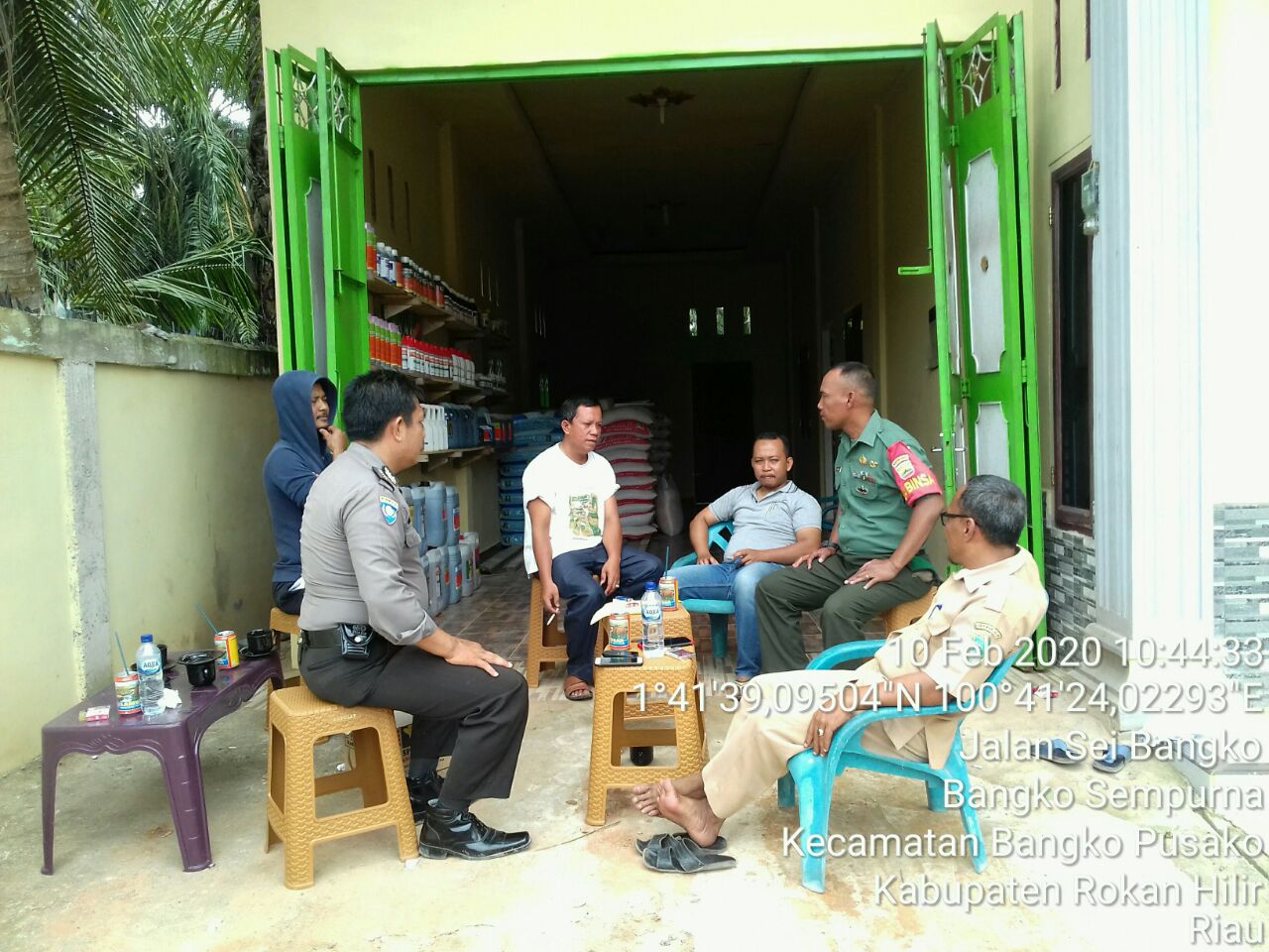 Babinsa, Bhabinkamtibmas dan Aparat Desa Kompak Laksanakan Sosialisasi Bahaya Karhutla