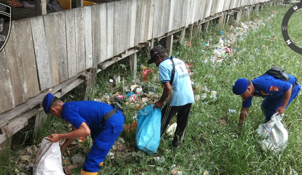Satpolairud Polres Rohil Bersama Masyarakat Bersih bersih Sampah Plastik