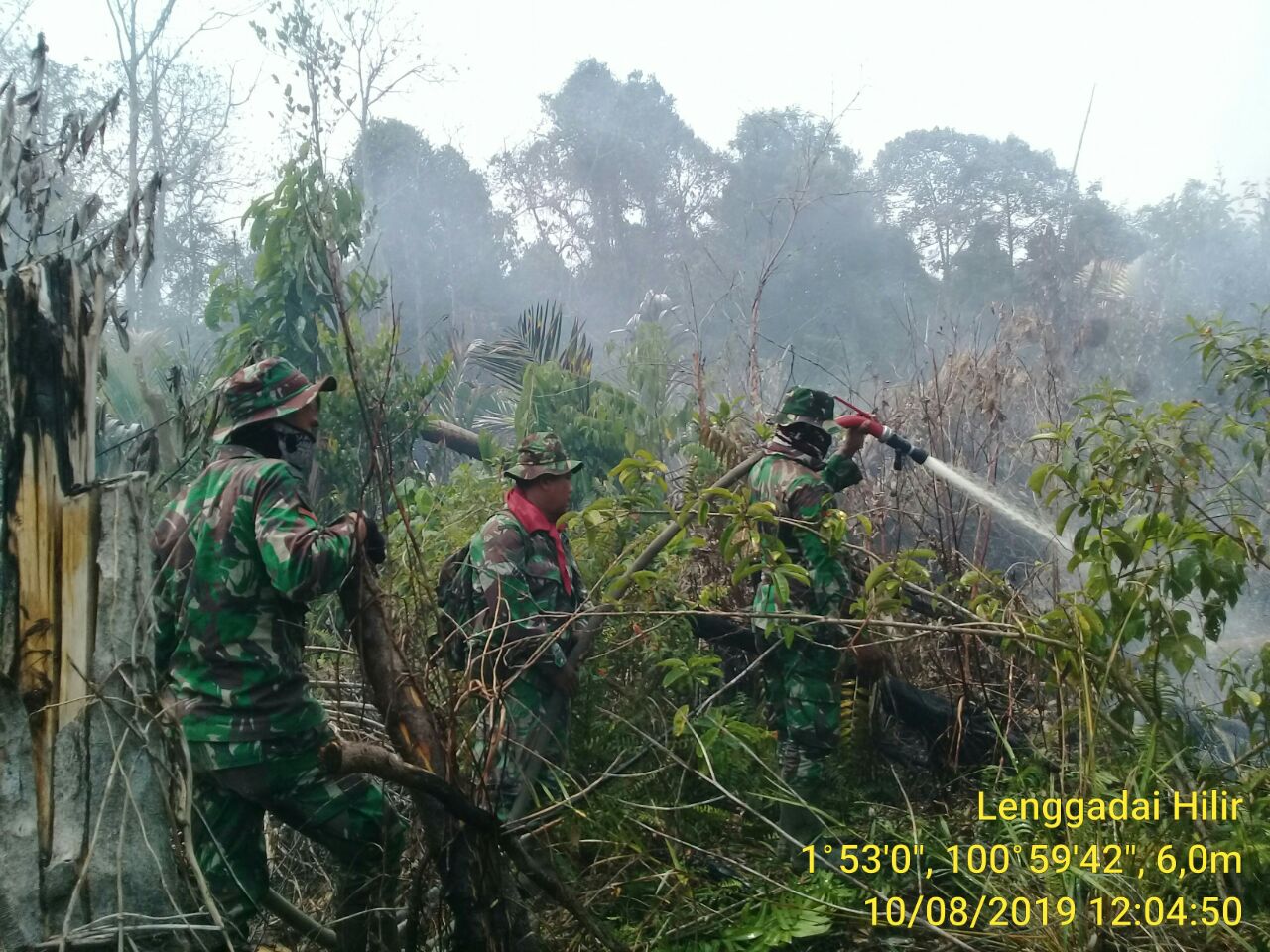 Koramil 05 Rimba Melintang  Berjibaku Padamkan Karlahut