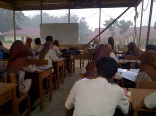 Siswa SMA Rimba Melintang Rohil Belajar di Lokal Tak Berdinding