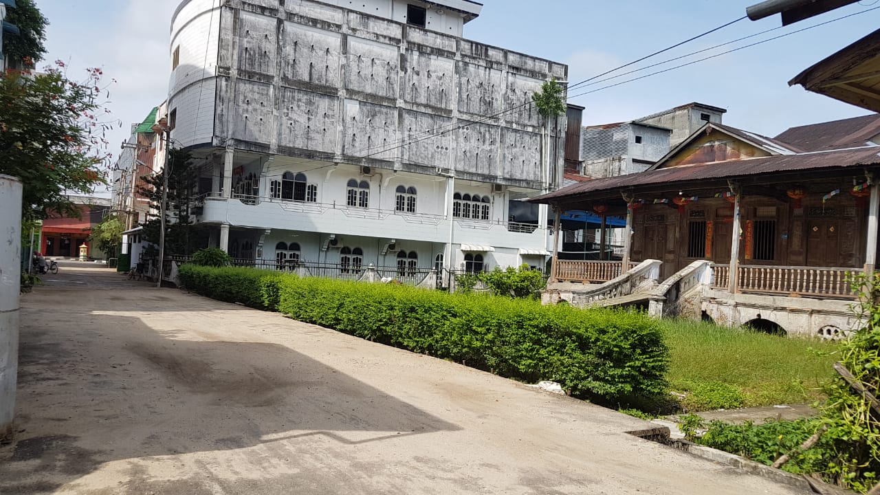 Peduli Situs Sejarah!! Dinas PUPR Rohil Semenisasi Gg Merdeka Rumah Kapitan Bagansiapiapi