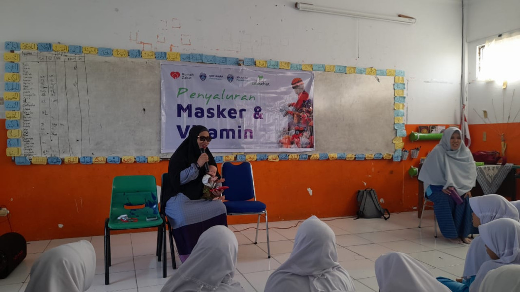 Rumah Zakat Peduli Kabut Asap Galang Dana dan Salurkan Masker + Vitamin di SMP Juara Pekanbaru