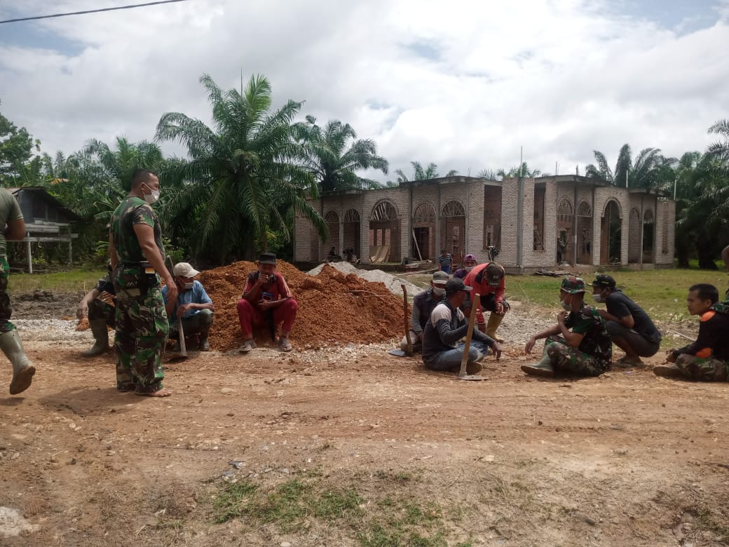 Disela-sela Goro Pembangunan Aukas, TNI Bercengkrama Dengan Warga