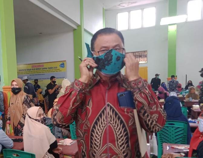 Bupati Rohil H.Suyatno Mencoba Masker Hasil Kreatifitas Peserta Lomba