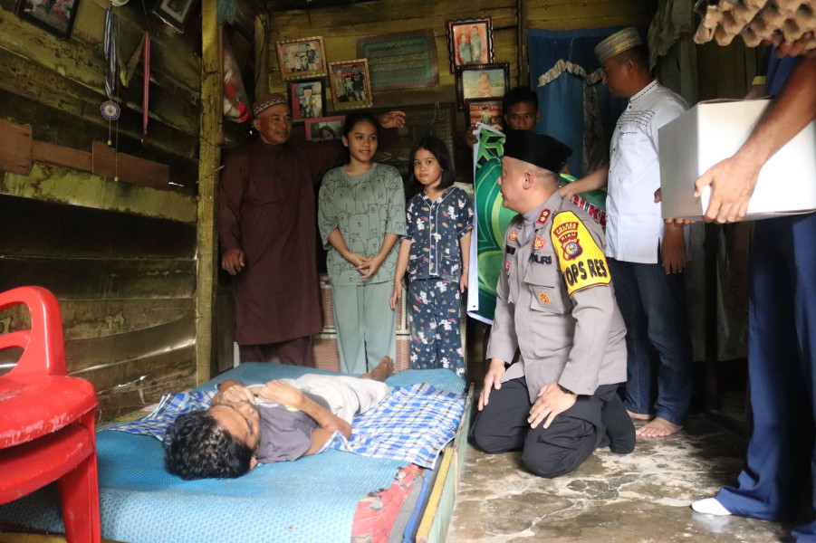 Terus Cooling System Masyarakat Jelang Pilkada, Kapolres Rohil Kunjungi Warga Sakit Menahun