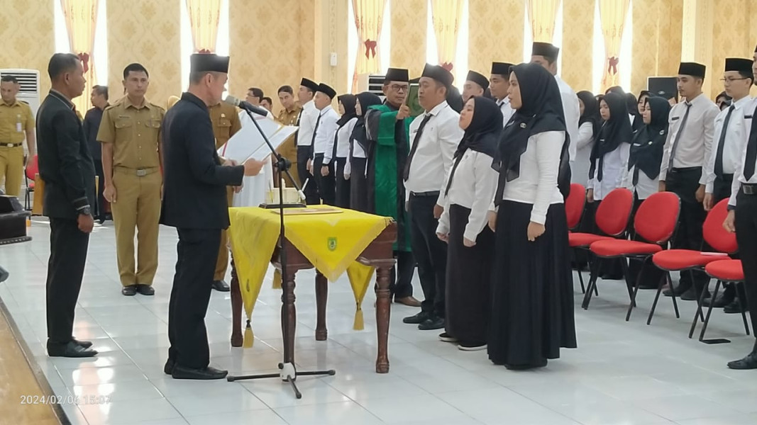 Bupati Rohil Serahkan 84 SK PNS Formasi Tahun 2021 dan Lantik Jabatan Fungsional Tertentu