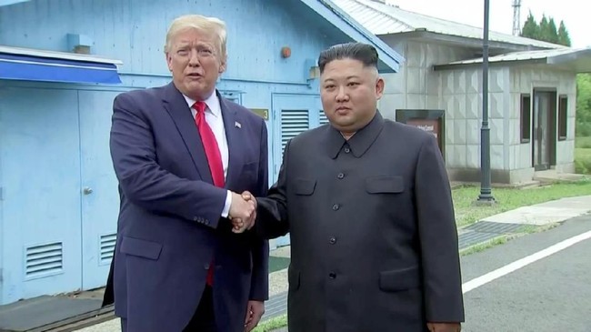 Korut Puji Pertemuan Bersejarah Kim Jong-Un dan Trump di DMZ