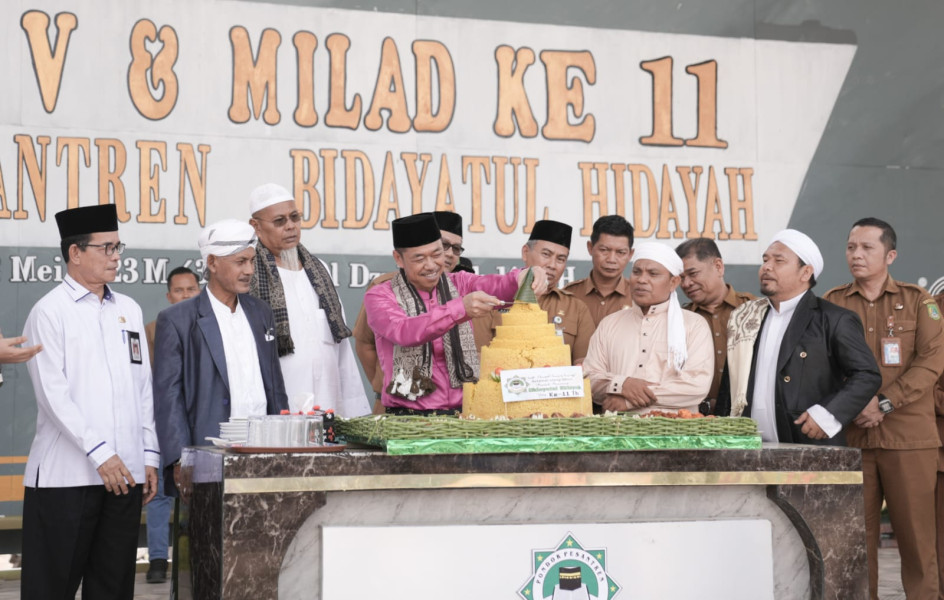 Bupati Rohil Hadiri Wisuda dan Milad Ponpes Bidayatul Hidayah