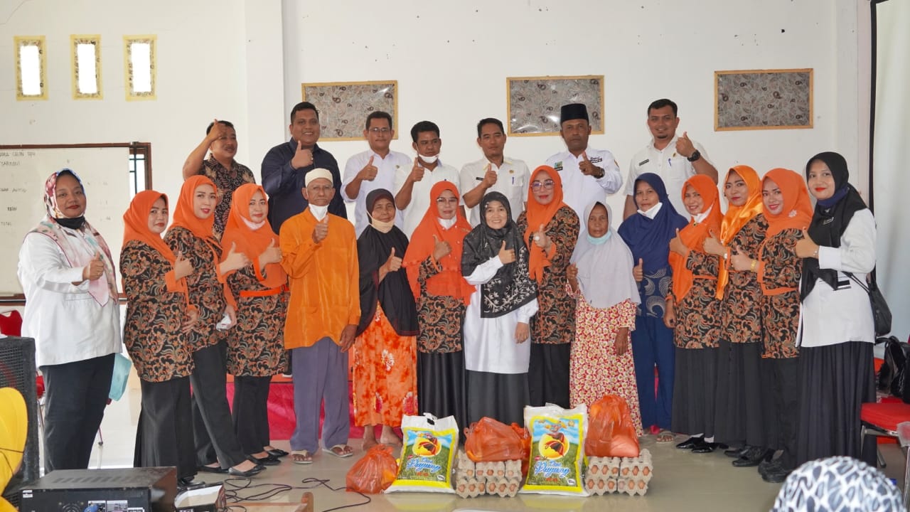 Giat Perdana, GOW Rohil Salurkan Bantuan Sembako Kepada Warga Kurang Mampu