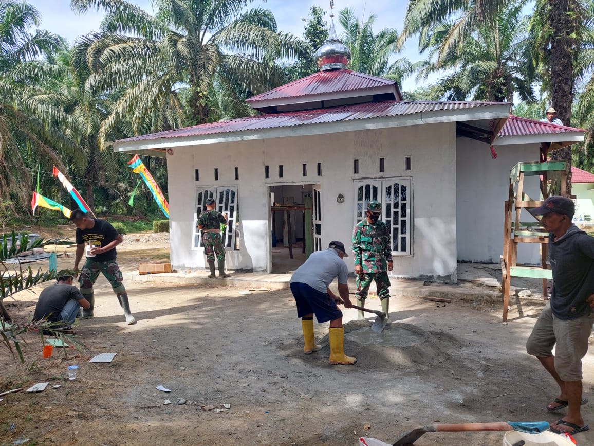 Pembangunan Mushollah Nurul Ikhlas hampir rampung, Pasi Ter Satgas TMMD datang berkunjung