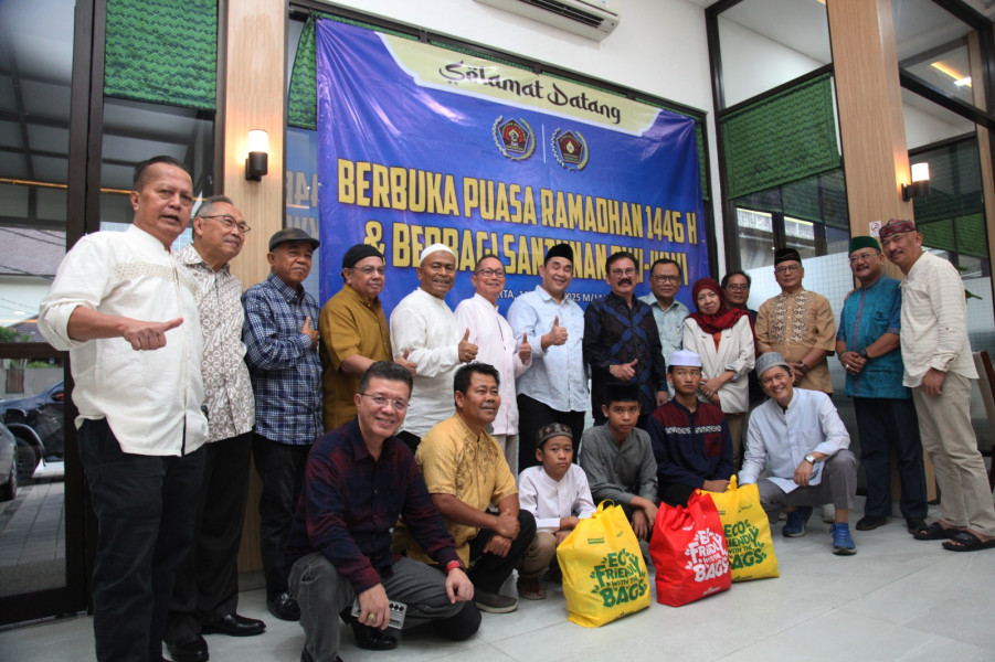 PWI Pusat dan IKWI Gelar Buka Puasa dan Santunan untuk Yatim Piatu