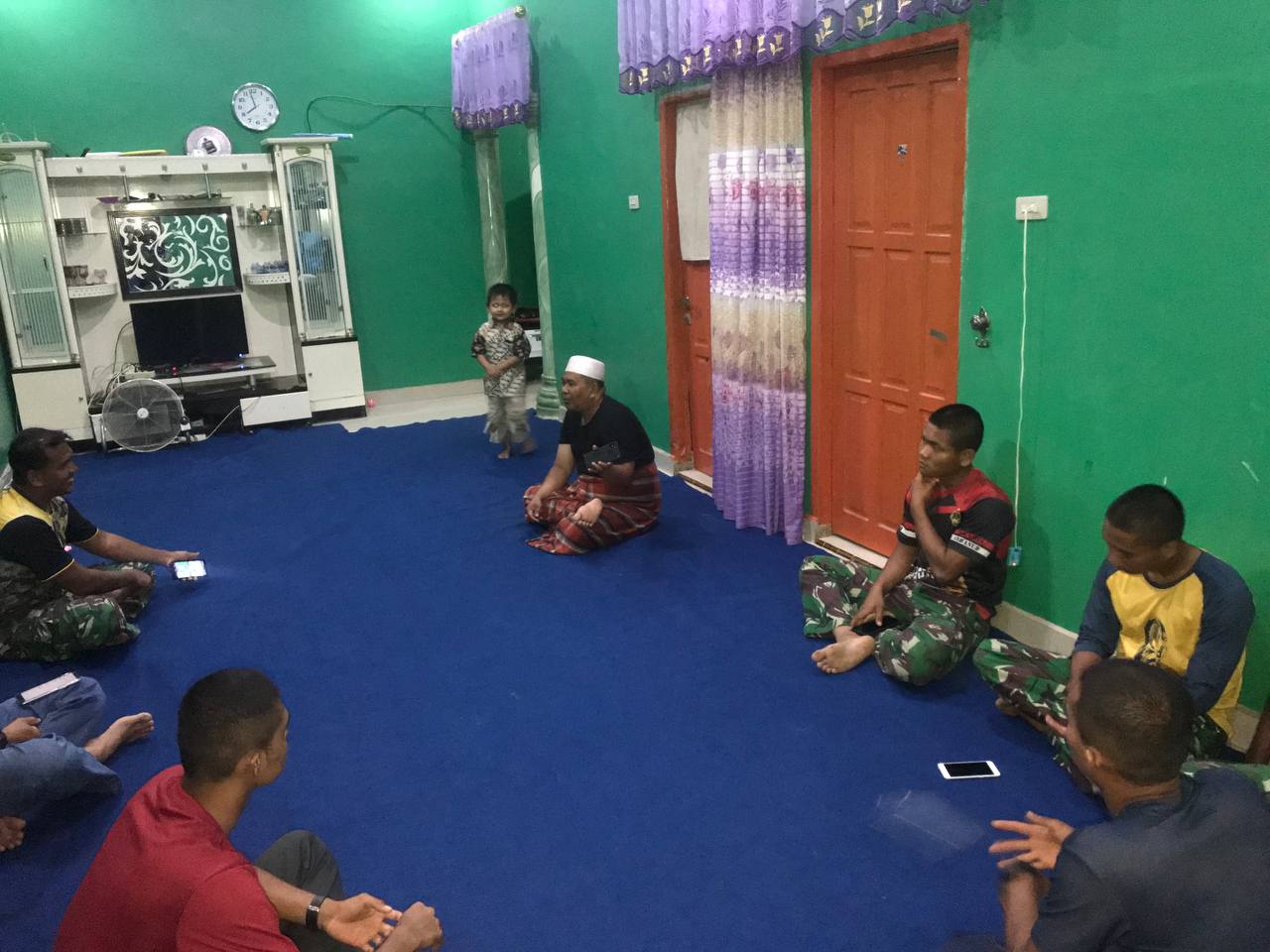 Melepas lelah, anggota Satgas TMMD berkunjung ke rumah warga Melepas lelah, anggota Satgas TMMD berkunjung ke rumah warga