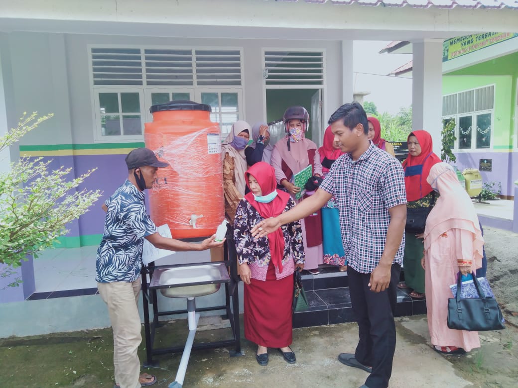 SDN 011 Parit Aman Terima Bantuan Tangki Air Dari Desa Setempat